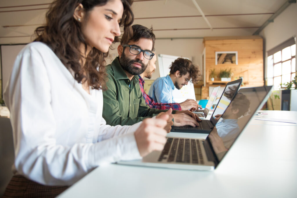 Mitarbeitende arbeiten gemeinsam an digitalen Projekten, Prozessen und Lösungen für erfolgreiche digitale Zusammenarbeit und Transformation im Unternehmen